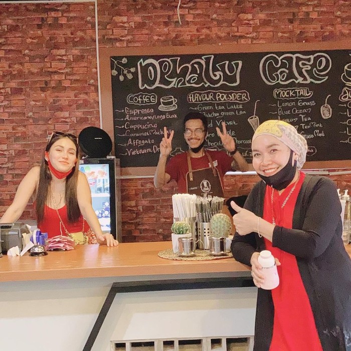 Doyan Ngopi, Umi Kalsum Sering Nongkrong di Kafe Milik Ayu Ting Ting