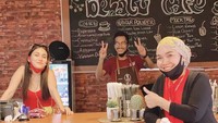 Beginilah kekompakan Umi Kalsum dan Ayu Ting Ting saat menjadi barista di kafe De Halu. Penampilannya banyak dipuji netizen seperti adik-kakak. Foto: @mom_ayting92_