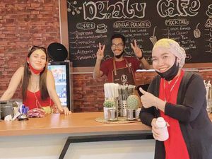 Doyan Ngopi, Umi Kalsum Sering Nongkrong di Kafe Milik Ayu Ting Ting