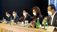 Mandiri Dorong Kredit untuk Pulihkan Ekonomi - Direktur Information Technology Bank Mandiri Timothy Utama, Direktur Manajemen Risiko Bank Mandiri Ahmad Siddik Badruddin, Direktur Utama Bank Mandiri Darmawan Junaidi, Wakil Direktur Utama Alexandra Askandar dan Direktur Keuangan & Strategi Sigit Prastowo saat menyampaikan paparan kinerja Bank Mandiri Triwulan II - 2021 di Jakarta, Kamis (29/7).