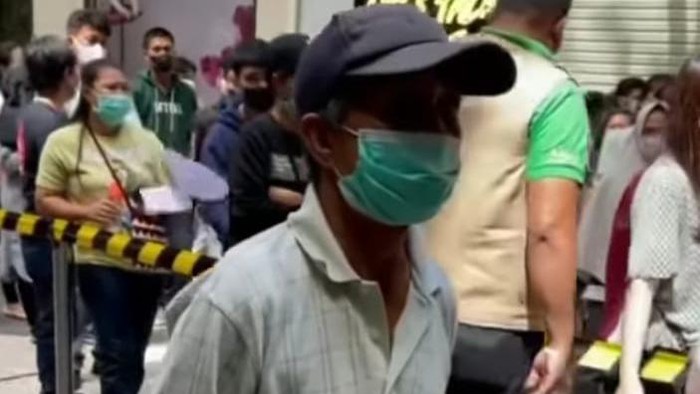 Netizen haru, di tengah seruan hoaks untuk menakuti-nakuti orang pergi disuntik vaksin COVID-19, seorang kakek rela genjot sepeda 15 km untuk vaksinasi. Beliau bahkan berjuang meski tidak bisa mendaftar online karena tidak punya HP. Kisah ini dibagikan oleh dr Helmiyadi melalui unggahannya di Instagram.

