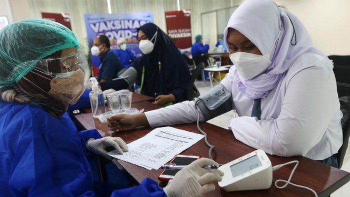 Vaksinasi untuk anak usia 12-17 tahun terus dilakukan. Kali ini vaksinasi digelar oleh CAR Life Insurance dan PT Bank Ina Perdana Tbk.