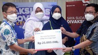 Direktur CAR Life Insurance Antonius Probosanjoyo bersama Chief Commercial Banking Officer PT Bank Ina Perdana Tbk Luianto Sudarmana juga menyerahkan secara simbolis tambahan asuransi kecelakaan senilai Rp 25 juta kepada peserta vaksin di Jakarta.