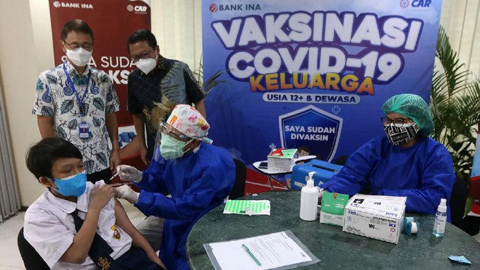 Vaksinasi untuk anak usia 12-17 tahun terus dilakukan. Kali ini vaksinasi digelar oleh CAR Life Insurance dan PT Bank Ina Perdana Tbk.
