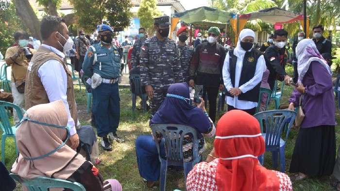 TNI AL Koarmada II bekerja sama dengan Pemprov Jatim dalam vaksinasi COVID-19. Vaksinasi kali ini menyasar masyarakat di Pulau Bawean.