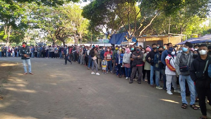 Vaksinasi COVID-19 di GOR Sidoarjo dimulai pukul 08.00 WIB. Namun pada pukul 07.20 WIB, sempat terjadi antrean panjang peserta tanpa menjaga jarak yang ideal.