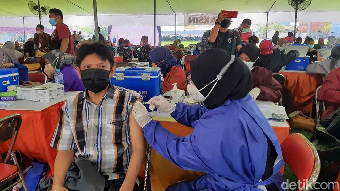 Vaksinasi COVID-19 digelar di Gelora Pancasila untuk warga di 3 kecamatan. Yaitu Kecamatan Wonokromo, Sawahan dan Dukuh Pakis.
