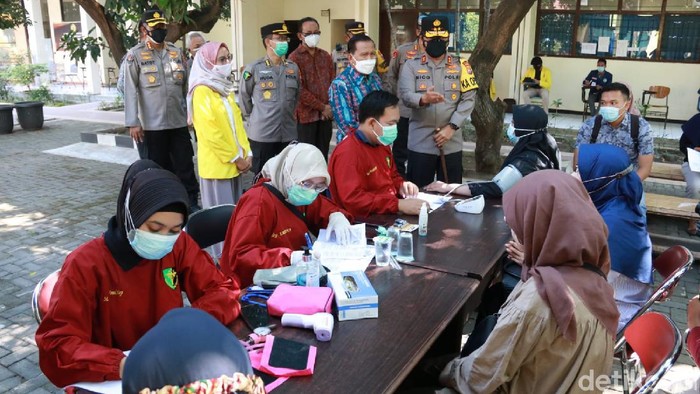 Pemprov Jatim tengah menyiapkan kado herd immunity untuk Hari Kemerdekaan RI. Kado ini bisa terwujud dengan memasifkan vaksinasi COVID-19.