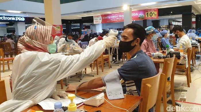 Vaksinasi COVID-19 di Transmart Cikokol Tangerang Vaksinasi COVID-19 di Transmart Cikokol Tangerang