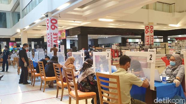 Vaksinasi COVID-19 di Transmart Cikokol Tangerang