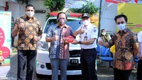 Tampak pada gambar Director and Chief Operating Officer Indosat Ooredoo, Vikram Sinha, Director and Chief Human Resources Officer Indosat Ooredoo, Irsyad Sahroni, Walikota Jakarta Pusat Dhany Sukma dan Asisten Pemerintahan Kota Administrasi Jakarta Pusat Denny Ramdany saat meninjau proses pemberian vaksin covid-19 bagi masyarakat sekitar Kelurahan Kebon Melati, Jakarta Pusat (28/7).