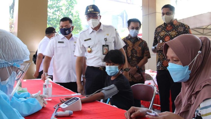 Walkot Jakarta Pusat Tinjau Vaksinasi di Petamburan Walikota Jakarta Pusat Dhany Sukma meninjau langsung proses vaksinasi di kawasan Kelurahan Petamburan, Tanah Abang, Jakarta.