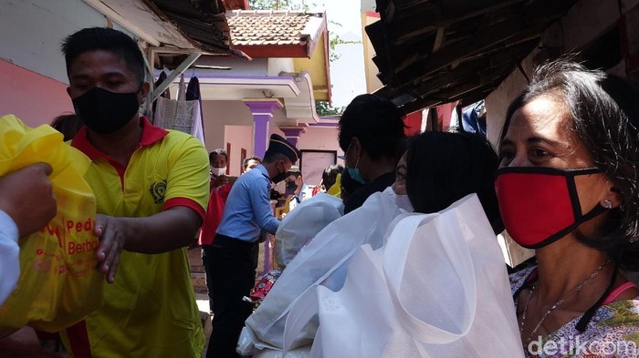 warga binaan lapas kota probolinggo membagikan sembako