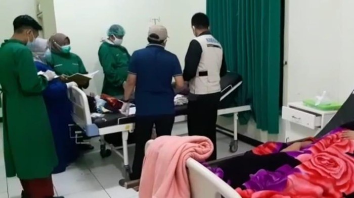 Warga di Garut diduga keracunan makanan.