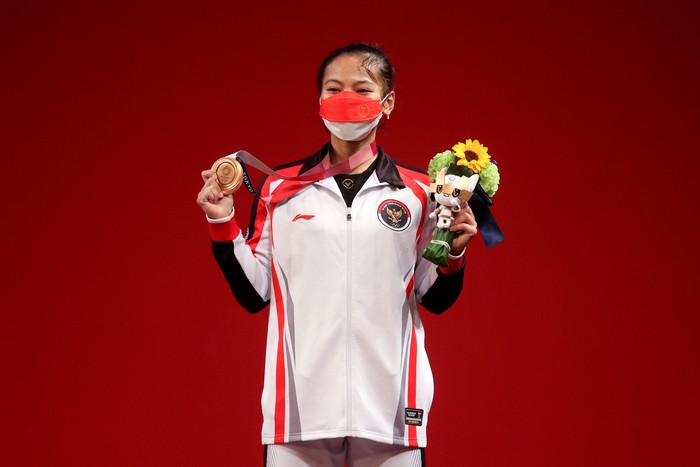 Windy Cantika Juara di Olimpiade Tokyo 2020 TOKYO, JAPAN - JULY 24: Bronze medalist Windy Cantika Aisah of Team Indonesia poses with the bronze medal for the Weightlifting - Womens 49kg Group A on day one of the Tokyo 2020 Olympic Games at Tokyo International Forum on July 24, 2021 in Tokyo, Japan. (Photo by Chris Graythen/Getty Images)