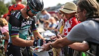 Sagan membubuhkan tanda tangan kepada penggemarnya di sela-sela balapan di Hamburg. Setelah 5 tahun, Sagan bakal hengkang dari tim asal Jerman tersebut. Desas-desus kepergian Sagan diketahui sejak tidak ada perpanjangan kontrak. Namun Bora-Hansgrohe baru merilis resmi pada Kamis kemarin. Foto: Getty Images/Joern Pollex