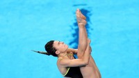 Atlet lompat indah dari Rusia Mariia Poliakova tampak menutup mata dan bibirnya saat melakukan lompatan.( Maddie Meyer/Getty Images)