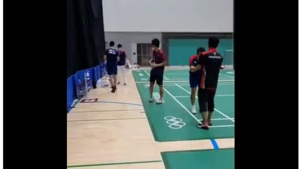 Ganda putra Taiwan, Lee Yang/Wang Chi-Lin, terekam kamera bersalaman dengan Mohammad Ahsan/Hendra Setiawan di Olimpiade Tokyo 2020.