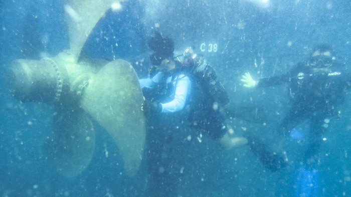 Aksi Prajurit Bersihkan Baling-baling KRI Bima Suci Dalam pelayarannya, KRI Bima Suci dibersihkan oleh prajurit Kopaska dan Dislambair yang tergabung dalam Satgas Kartika Jala Krida (KJK) 2021 KRI Bima Suci.