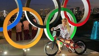 Vineta Petersone yang merupakan atlet balap sepeda BMX asal Latvia juga memposting kebersamaannya dengan sepeda asal Indonesia di Olimpiade Tokyo. Dok. Instagram/ Vineta Petersone.