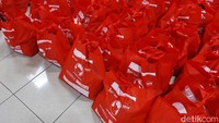 Bansos yang disalurkan untuk 27 kabupaten kota sebesar Rp 1,5 juta dengan dana yang berasal dari kader PDI Perjuangan Jabar.   