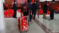 Selain itu, DPD PDI Perjuangan Jabar berhasil mengumpulkan dana Rp 12,42 miliar yang berasal dari struktural partai, legislatif dan eksekutif. 