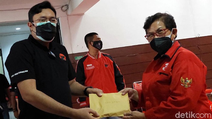 Ratusan bansos disalurkan dari Kantor DPD PDI Perjuangan Jabar ke 27 kabupaten kota di Jawa Barat. Bantuan diberikan untuk bantu warga yang terdampak pandemi.