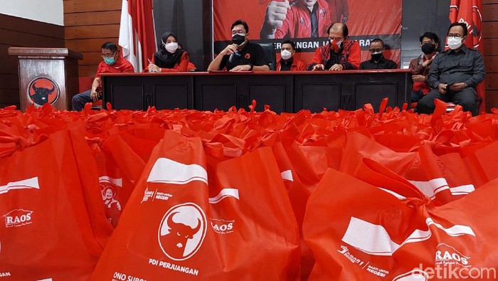 Ratusan bansos disalurkan dari Kantor DPD PDI Perjuangan Jabar ke 27 kabupaten kota di Jawa Barat. Bantuan diberikan untuk bantu warga yang terdampak pandemi.