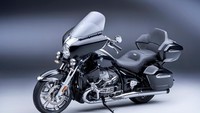 Perbedaan antara R 18 Transcontinental dengan R 18 Bagger adalah dari kosmetiknya. Transcontinetal hadir dengan wind shield berukuran tinggi dan aksen chrome yang kental. Serta top cases yang juga dapat dijadikan sandara pembonceng. Foto: dok. BMW Motorrad