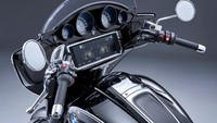 Tidak lupa, di balik fairing-nya ini, BMW juga menyematkan instrumen kluster yang lebih canggih dari BMW R 18 versi basic. Foto: dok. BMW Motorrad