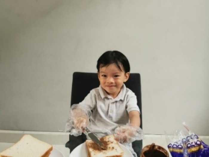 Bocah 4 Tahun Bikin Sandwich untuk Orang Tak Mampu