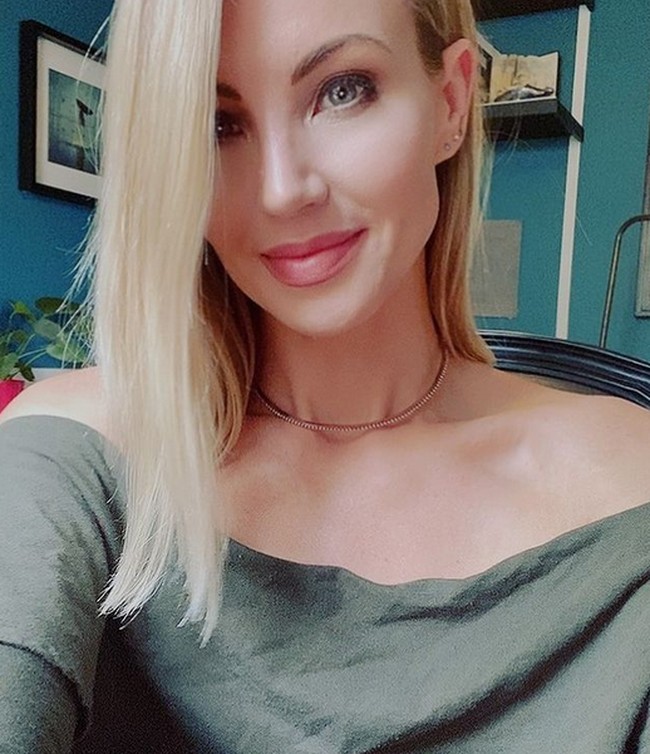 Brianne sadar bahwa dia sering menggoda pria. Salah satu cara untuk mengatasi gairahnya yang sering tidak terbendung adalah dengan tidak lagi berteman dengan pria. Dia pun menghindari restoran karena tidak ingin menggoda pelayan di sana. Foto: dok. Instagram