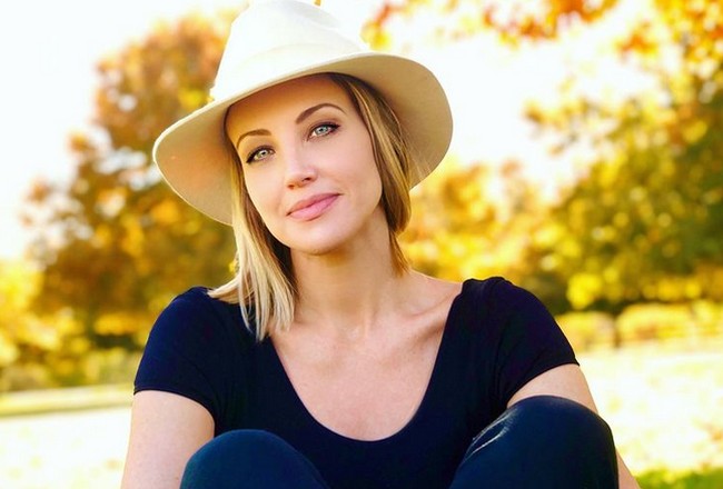 Aktris Hollywood Brianne Davis memberikan pengakuan mengejutkan. Aktris 39 tahun itu secara terbuka mengatakan bahwa ia kecanduan seks. Foto: dok. Instagram