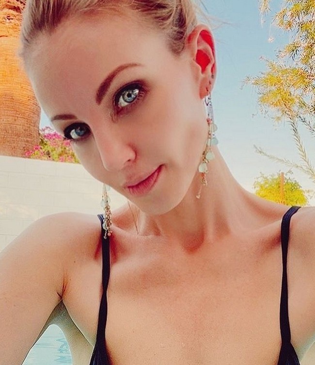 Tidak ada menggoda, mengirim pesan atau email pria. Aku tidak berteman lagi dengan pria, ucapnya dalam podcast Jessica Hall. Foto: dok. Instagram