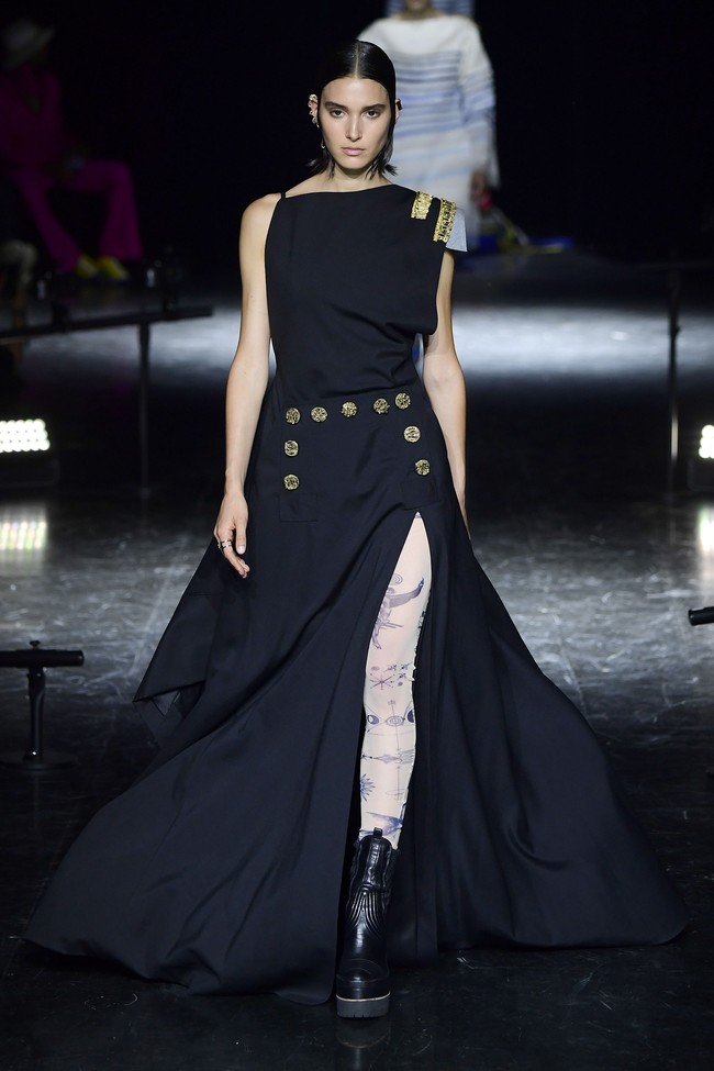 Busana Jean Paul Gaultier karya desainer Jepang Sacai Chitose Abe untuk koleksi Couture 2020/2021.  Foto: Getty Images/Kristy Sparow.