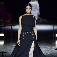 Busana Jean Paul Gaultier karya desainer Jepang Sacai Chitose Abe untuk koleksi Couture 2020/2021.  Foto: Getty Images/Kristy Sparow.