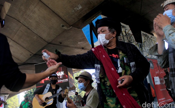Satpol PP Jawa Barat punya cara unik untuk mengingatkan protokol kesehatan pada warga dengan gaya yang menghibur, yakni dengan bermusik dan menggandeng Kelompok Penyanyi Jalanan (KPJ) Kota Bandung. Ini potretnya.