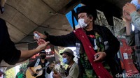 Momen ini juga, dikatakan Kasatpol PP Jabar M Ade Afriand, sebagai bentuk perhatian dan pembinaan para musisi jalanan. Mereka yang mesti harus bekerja dijalanan di tengah pandemi untuk saling mengingatkan.