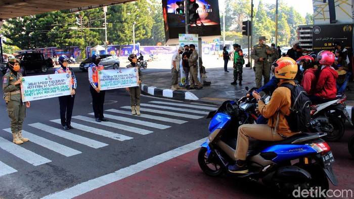 Cara Asyik Kampanyekan Prokes Bareng yang Cantik-cantik ke Pengguna Jalan Satpol PP Jawa Barat punya cara unik untuk mengingatkan protokol kesehatan pada warga dengan gaya yang menghibur, yakni dengan bermusik dan menggandeng Kelompok Penyanyi Jalanan (KPJ) Kota Bandung. Ini potretnya.