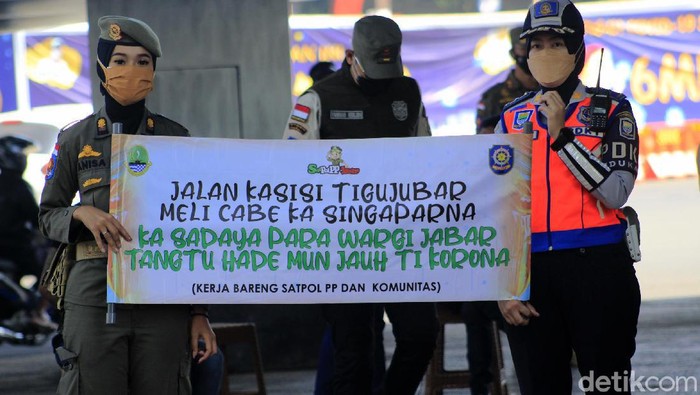 Cara Asyik Kampanyekan Prokes Bareng yang Cantik-cantik ke Pengguna Jalan Satpol PP Jawa Barat punya cara unik untuk mengingatkan protokol kesehatan pada warga dengan gaya yang menghibur, yakni dengan bermusik dan menggandeng Kelompok Penyanyi Jalanan (KPJ) Kota Bandung. Ini potretnya.
