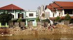 Penurapan Anak Sungai Bekasi untuk Cegah Longsor