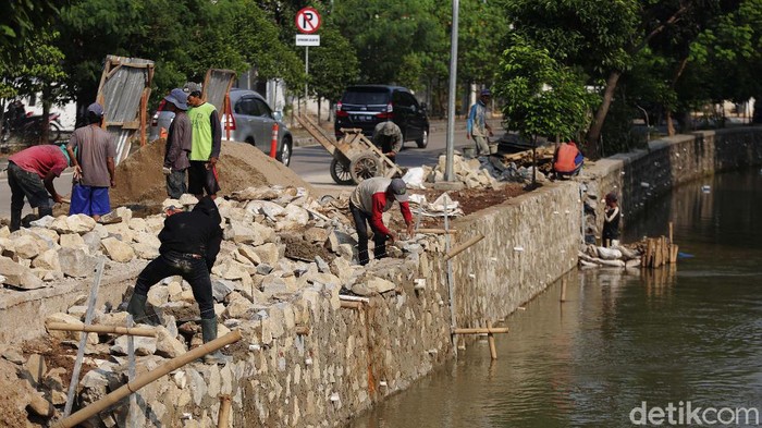 Para pekerja melakukan proses pembuatan turap di anak sungai Kali Bekasi, Jalan Kemakmuran, Kota Bekasi, Jawa Barat, Jumat (30/7/2021).