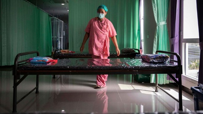 BANGKOK, THAILAND - APRIL 10: Healthcare workers prepare beds at an isolation unit at the Ratchapiphat Hospitals newly constructed isolation unit for COVID-19 patients on April 10, 2021 in Bangkok, Thailand. Due to an outbreak linked to nightclubs in Bangkoks Thonglor district, Thailand prepares multiple field hospitals throughout the country as COVID-19 cases rise. (Photo by Lauren DeCicca/Getty Images)