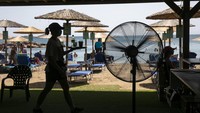 Oleh karena itu, tak sedikit warga yang berdatangan ke pantai hingga pancuran umum untuk mendinginkan tubuh di tengah hantaman gelombang panas.