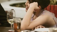 Pose manis dan cantik Zara saat makan malam. Berhasil membuat para penggemarnya semakin ngefans. Foto: Instagram @zaraadhysty