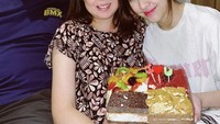 Rayakan ulang tahun sang ibu, Zara dan sang ayah pilih menu cake dengan empat varian rasa yang meriah. Mulai dari cokelat hingga buah. Foto: Instagram @zaraadhysty