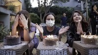 Sama-sama merayakan hari ulang tahun, Zara dan lawan mainnya dapat kejutan manis dari kru film di lokasi syuting. Foto: Instagram @zaraadhysty