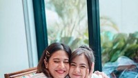 Dekat dengan Dian Sastro, intip keakraban mereka saat makan siang bersama di salah satu restoran. Foto: Instagram @zaraadhysty