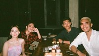 Terakhir ini momen Zara yang tampil cantik dan dewasa saat makan malam bersama teman-temannya.  Foto: Instagram @zaraadhysty