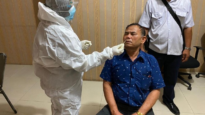 Eks Ketua PDIP Paluta usai ditangkap Kejaksaan (dok. Kejari Paluta)